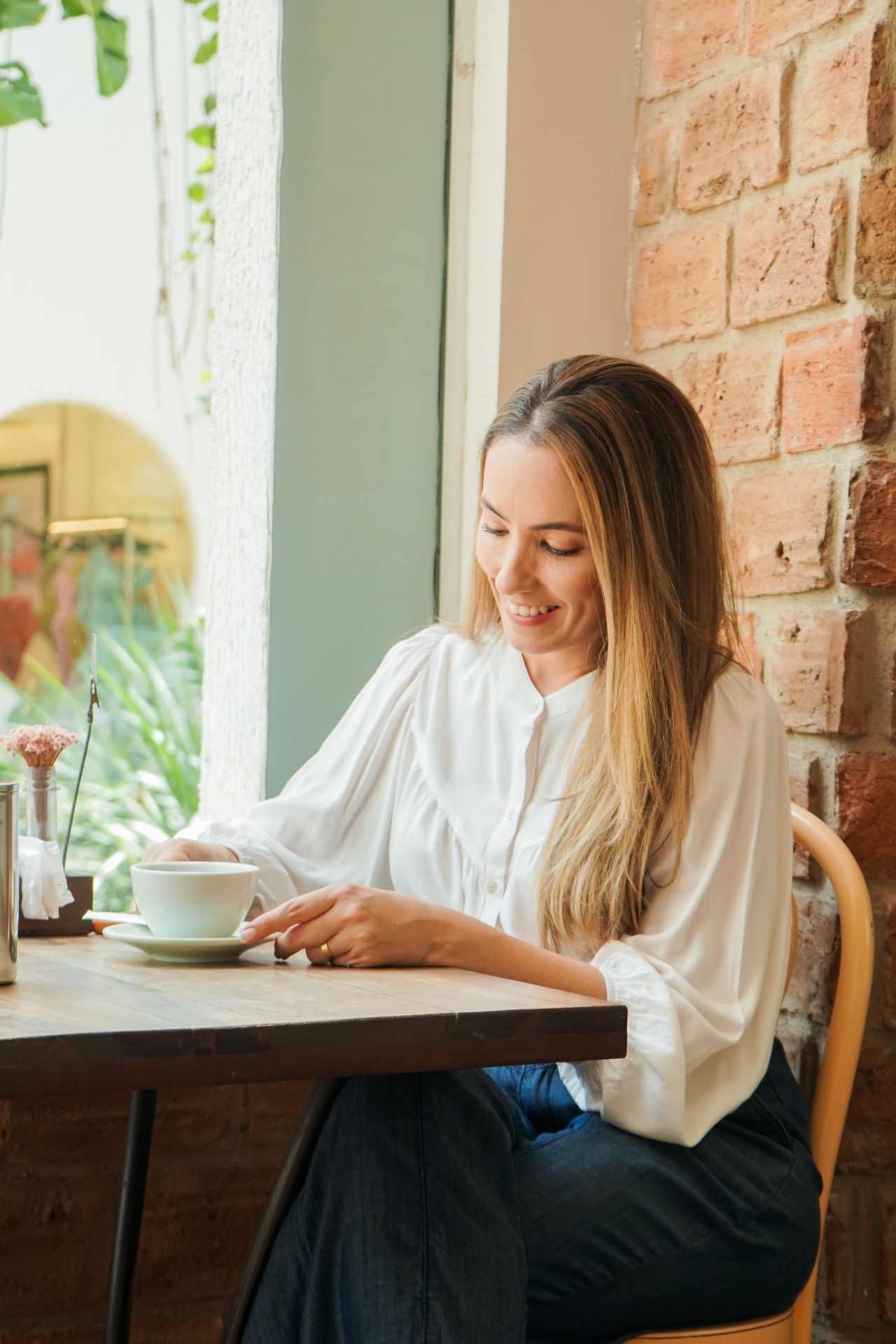 Michelle Siebra em um café, sorrindo